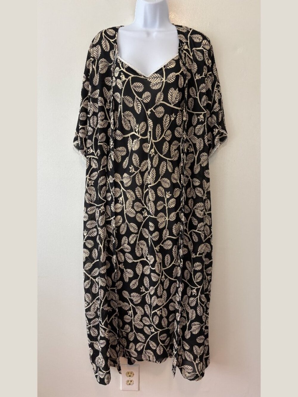 Josie by Natori Maxi Nightgown & Robe Womens XS Leaf Print Black Ivory